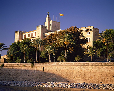 The Almadaina Palace amongst palm trees, Palma, Mallorca (Majorca), Balearic Islands, Spain, Mediterranean, Europe