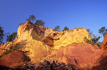 Red ochre cliffs above the Sentier des Ocres, Roussillon, Vaucluse, Provence, France, Europe