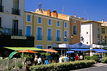 Buildings in the Place du 14 Juillet, Pezenas, Herault, Languedoc-Roussillon, France, Europe