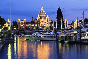 View across the Inner Harbour to the Parliament Buildings, at night, Victoria, Vancouver Island, British Columbia (B.C.), Canada, North America