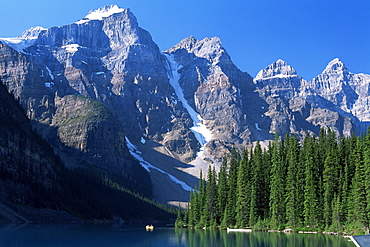 View to the Wenkchemna Peaks from the shore of Moraine Lake, Banff National Park, UNESCO World Heritage Site, Alberta, Canada, North America