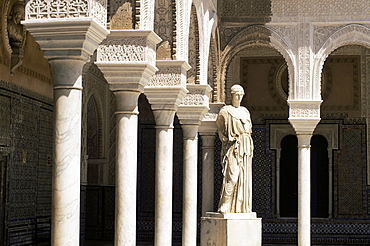 Mudejar arches and Greek statue of Athene in the Patio Principal, Casa de Pilatos, Seville, Andalucia (Andalusia), Spain, Europe