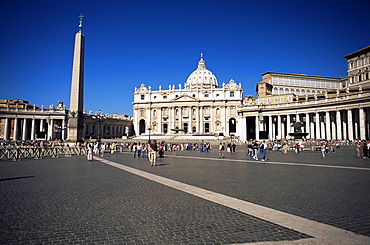 Piazza San Pietro (St. Peter's Square), view to St. Peter's Basilica, Vatican City, Rome, Lazio, Italy, Europe