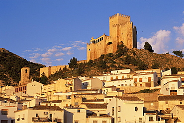 Whitewashed village houses dwarfed by the Castillo de los Fajardo at sunrise, Velez Blanco, Almeria, Andalusia (Andalucia), Spain, Europe