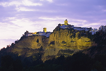 Illuminated cliffs of the Pena Nueva, with churches of Santa Maria and San Pedro on top, Arcos de la Frontera, Cadiz, Andalucia (Andalusia), Spain, Europe