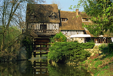 Water mill on quiet stretch of the River Seine, Ande, Eure, Haute Normandie (Normandy), France, Europe