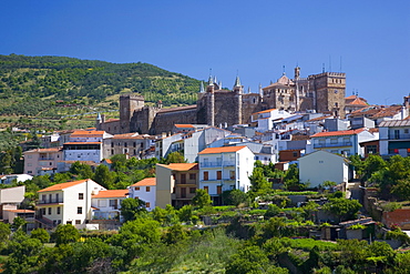 View of the village from valley, the Real Monasterio de Santa Maria de Guadalupe prominent, Guadalupe, Caceres, Extremadura, Spain, Europe