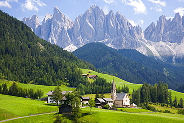 Village church and scattered farms beneath the Odle peaks in the Parco Naturale Puez-Odle, Santa Maddalena, Val di Funes (Villnoesstal), Dolomites, Bolzano, Trentino-Alto Adige, Italy, Europe