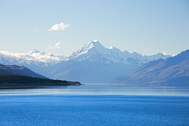 View across tranquil Lake Pukaki to Aoraki  (Mount Cook), near Twizel, Mackenzie district, Canterbury, South Island, New Zealand, Pacific