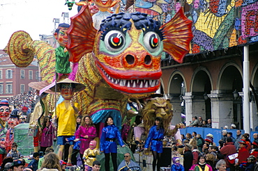 Carnival float in street, Mardi Gras, Nice, Alpes Maritimes, Cote d'Azur, Provence, France, Europe