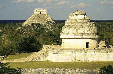 Mayan observatory (El Caracol) and the Great Pyramid (El Castillo) beyond, Chichen Itza, UNESCO World Heritage Site, Yucatan, Mexico, North America