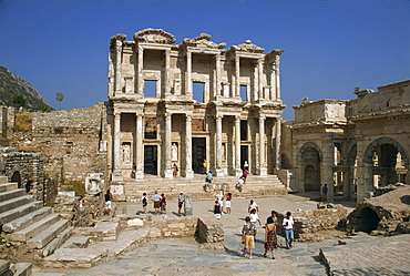 Tourists visiting the Roman Library of Celsus dating from between 110 and 135 AD, at the archaeological site of Ephesus, Anatolia, Turkey, Asia Minor, Eurasia