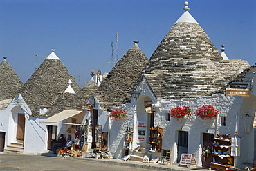 Conical roofs and whitewashed walls of Trullis in Alberobello, UNESCO World Heritage Site, Puglia, Italy, Europe