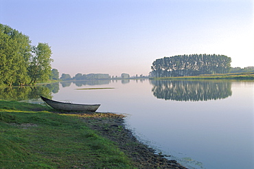 River Rhine near Xanten, North Rhine-Westphalia (Nordrhein-Westfalen), Germany, Europe