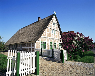 Old farmhouse near Stade, Niedersachsen, Germany, Europe