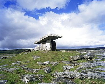 Poulnabrone Dolmen near Lisdonvarna, County Clare, Munster, Eire (Republic of Ireland), Europe