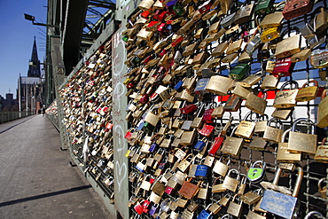 Padlocks on the Hohenzollern Bridge, Cologne, North Rhine Westphalia, Germany, Europe