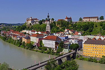 Salzach River and Old Town with Castle, Burghausen, Upper Bavaria, Bavaria, Germany, Europe