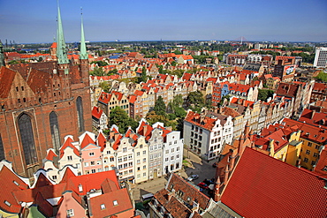 Old Town with Church of St. Mary in Gdansk, Gdansk, Pomerania, Poland, Europe