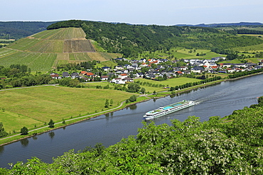 Saar River near Ayl-Biebelhausen, Rhineland-Palatinate, Germany, Europe