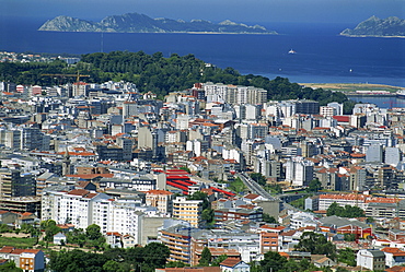 The city and the Ria de Vigo, Islas Cies in the distance, Vigo, Galicia, Spain, Europe