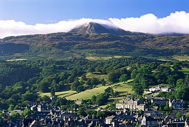 The market town of Dolgellau beneath Cadair Idris (Cader Idris) mountain, Snowdonia National Park, Wales, United Kingdom, Europe