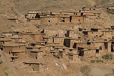 Berber village of stone and earth, near Tizi-N-Tichka Pass, High Atlas Mountains, Morocco, North Africa, Africa