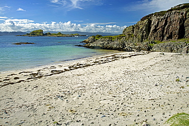 Beach opposite islet of Eilean a Ghaill, on the Rhu Peninsula, south of Arisaig, west coast of the Scottish Highlands, Scotland, United Kingdom, Europe