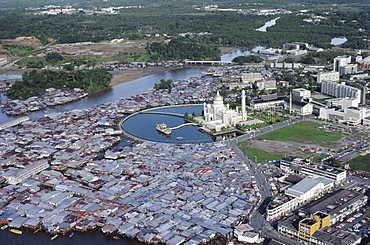 Omar Ali Saifuddin Mosque and city, Bandar Seri Begawan, Brunei (island of Borneo)