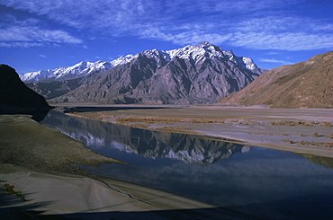 Indus River at Skardu looking downstream, Mount Marshakala, 5150m, Mashabrum Range, Karakorams, Baltistan, Pakistan, Asia