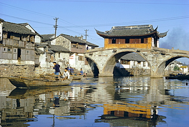 17th century Pavilion Bridge over ancient canal, near Soochow (Suzhou), China, Asia