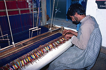 Shawl weaver, Kani, Kashmir, India, Asia