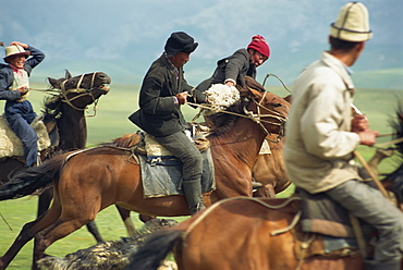 Kirghiz nomads play ulak tartysh, Lake Son-Kul, Kyrgyzstan, Central Asia, Asia