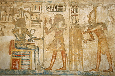 Scene of presenting harvest, Ramses III, Medinet Habu, UNESCO World Heritage Site, West Bank, Thebes, Egypt, North Africa, Africa