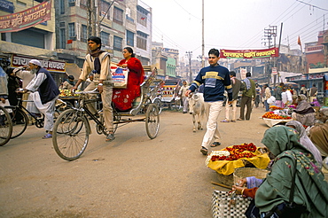 Street scene, main square, Varanasi (Benares), Uttar Pradesh, India, Asia