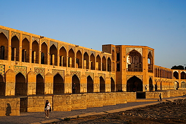 Khajo Bridge built by Shah Abbas in around 1650, a favourite place for young people to meet, Isfahan, Iran, Middle East