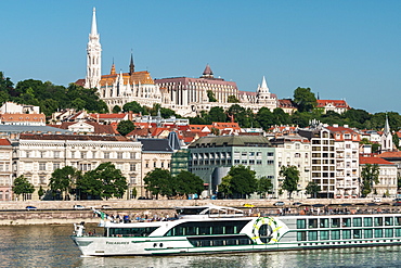 Castle Hill with Matthias Church and Fishermen's Bastion, UNESCO World Heritage Site, with cruiseboat, Budapest, Hungary, Europe