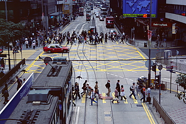 Busy crossing, Des Voeux Road, Central, Hong Kong Island, Hong Kong, China, Asia