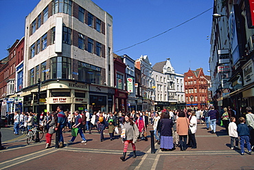 Crowds in Grafton Street, Dublin, County Dublin, Republic of Ireland, Europe