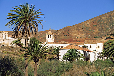 Palm trees, houses and church at Betancuria, on Fuerteventura in the Canary Islands, Spain, Europe