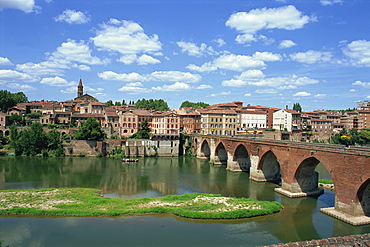 The river and bridge with the town of Albi in the background, Tarn Region in the Midi Pyrenees, France, Europe