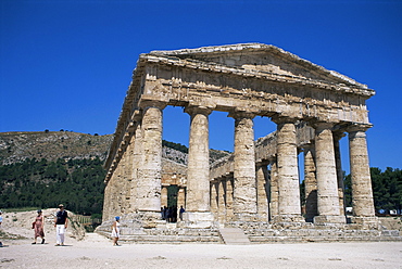 Greek temple dating from between 426 and 416 BC, Segesta, Sicily, Italy, Europe