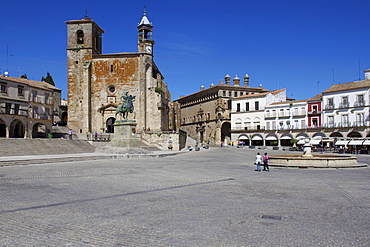 Pizarro statue and San Martin Church, Plaza Mayor, Trujillo, Extremadura, Spain, Europe