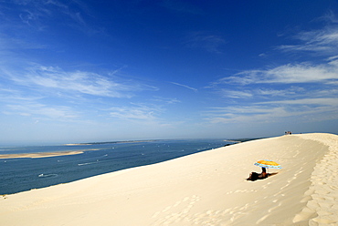 Tourists under a parasol on the Dune du Pyla, largest dune in Europe, Bay of Arcachon, Cote d'Argent, Gironde, Aquitaine, France, Europe