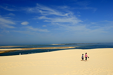 Mother and child at Dune du Pyla, the largest dune in Europe, Bay of Arcachon, Gironde, Aquitaine, France, Europe