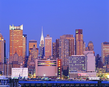 The Chrysler Building and the Manhattan skyline seen from New Jersey, New York, USA