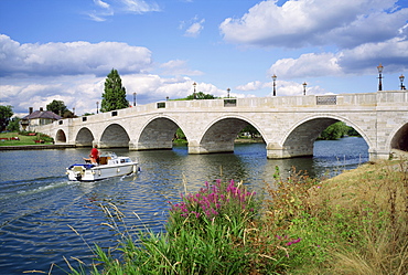 Chertsey Bridge over the River Thames, Chertsey, Surrey, England, United Kingdom, Europe