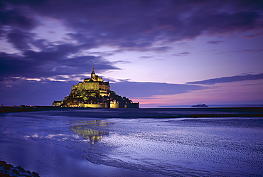 Mont Saint-Michel (Mont-St. Michel) at sunset, UNESCO World Heritage Site, La Manche region, Basse Normandie (Normandy), France, Europe