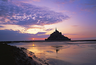 Mont-Saint-Michel (Mont-St. Michel) at sunset, UNESCO World Heritage Site, La Manche Region, Basse Normandie (Normandy), France, Europe