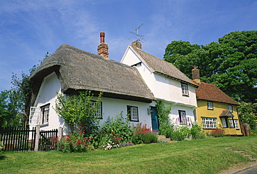 Thatched and tile roofed cottages at Wendens Ambo in Essex, England, United Kingdom, Europe